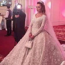 Adele möchte zwar ein sehr feminines hochzeitskleid, aber es soll auch nicht zu eng sein. wir sind schon gespannt auf das hochzeitskleid, was adele an ihrem großen tag im spätsommer tragen wird. Abrechnung So Teuer War Die Russische Milliarden Hochzeit Gala De
