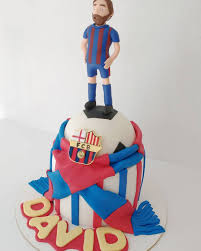 El delantero tuvo que pasar su cumpleaños en la concentración de la albiceleste, pero para hacerlo más ameno, sus compañeros de equipo decidieron sorprenderlo con una torta para desupés llenarlo de regalos. Oh So Sweet Super Torta Para Un Fanatico De Messi Facebook