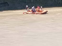 Mimpi melihat orang hanyut terbawa arus sungai. Pria Hanyut Tersedot Pintu Air Sungai Kalibening Magelang