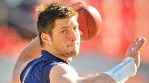 Tim tebow is reportedly on the verge of making an nfl comeback as a tight end for the jacksonville jaguars and urban meyer, his former college coach at florida. Tim Tebow Schmeisst Feier Fur Behinderte Jugendliche