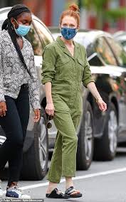 May 25, 2021 | by: Julianne Moore Steps Out In Army Green Jumpsuit With A Blue Face Mask Aktuelle Boulevard Nachrichten Und Fotogalerien Zu Stars Sternchen