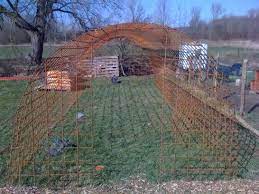 epingle sur tonnelle et sculpture en fer a beton