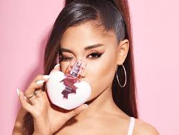 Девушка выпускает свой новый парфюм под называнием «r. Ariana Grande Predstavila Parfyum Thank U Next