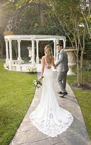 Ein schöner rücken soll nicht verdeckt werden.wer hat eine hochzeit im sommer geplannt und ein bisschen verführerisch zeigt, ist ein rückenfreies brautkleid eine gute wahl. Sexy Hochzeitskleid Mit Blickdurchlassigem Offenen Rucken Stella York Wedding Dresses