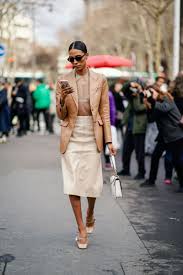 Para equilibrar la pieza llamativa y garantizar que su aspecto siga siendo sofisticado, elija tops con escotes altos y mangas largas. Que Llevar Con Una Falda Beige Los Mejores Looks Confetissimo Blog De Mujeres