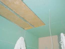 Versierte handwerker stellen einen unterbau bzw. Altbau Decke Abhangen Dammen Schallschutz Altbaumodernisierung In 2020 Altbau Altes Gebaude Altbau Sanieren