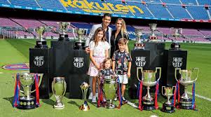 Luis suárez leaves the university for foreigners after his italian language test last week. Luis Suarez Bids Adieu To Barcelona Telegraph India