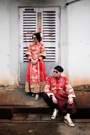 Keeping It Cool In Kua Amos And Laura S Engagement Shoot Chinese Wedding Photos Chinese Wedding Dress Traditional Chinese Wedding