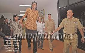 Jangankan menunduk, masuk pintu saja harus. Rabu 02 Desember 2009 Suparwono Manusia Tertinggi Di Dunia Asal Indonesia Davidnyaoctavi S Blog