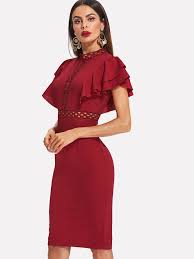 Robe à encolure carrée sur le devant, bordures froncés, avec des bretelless élastiques, longueur courte, coupe décontractée. Robe A Manches Evasees Exagerees Avec Pieces En Crochet Idees Vestimentaires Robes Sans Manche Robe