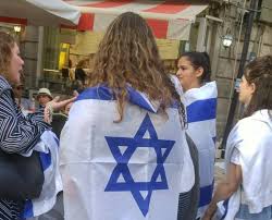 Graphics by ed hawkins, using data from berkeley earth. ä»¥å·´çƒ½ç«ç¶¿å»¶åœç‰†å…§å¤–å…©é‡å¤© æ–°èž Rti ä¸­å¤®å»£æ'­é›»è‡º