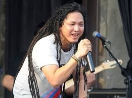 Vokalis steven coconut treez saat di atas panggung. Hhi5rch4qyal4m