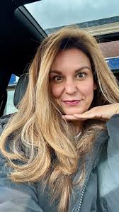 Magical little moments from the universe ✨ what's a book that's changed  your life? To follow our adventures, follow @simonsits! #dogsofinstagram  #rescuedogsofinstagram #dogmom #rescuedog #nyc #dogsofnyc #fosterdog  #shelterdog