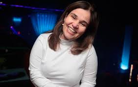 Claudia rodrigues, que há mais de 20 anos luta contra a esclerose múltipla, usou uma rede social para comunicar amigos e admiradores que foi internada novamente.em vídeo gravado no instagram, a. Claudia Rodrigues E Transferida Para Uti De Sao Paulo Ofuxico