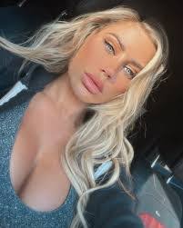 Manda Lynn's Instagram, Twitter & Facebook