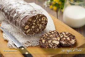 Sminuzzate 240 gr di cioccolato fondente extra e fatelo fondere a bagnomaria poi fate raffreddare leggermente ed amalgamate tutto con il burro prendete 360 gr biscotti senza lattosio e spezzettateli in misura di circa 1 cm, poi uniteli al composto di cioccolato. Salame Di Cioccolato Senza Uova