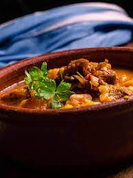 El locro (del quechua ruqru o luqru) es una especie de guiso de origen prehispánico y preincaico, típico de varios pueblos andinos, a base de zapallo, maíz ─especialmente blanco─ y papas, originario del área de la cordillera de los andes, y popular en argentina, bolivia, colombia, ecuador. D Pw0pews7 Ikm