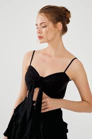 Bu yazımızda en çok beğenilen erkek uzun saç modelleri hakkında detaylı bilgi aktaracağız. Siyah Arkasi Fermuarli Onden Baglamali Gipeli Crop Bluz 8681437789588