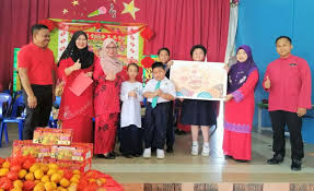 Terjemahan bahasa indonesia hari ini adalah hari pertama tahun baru, di pagi hari, udara segar dan cerah, ibu saya membawa saya keluar untuk merasakan suasana tahun baru. Sk Sungai Bedaun Raikan Sambutan Tahun Baru Cina Jpwpl Sana Sini Berita Rasmi Jabatan Pendidikan Wp Labuan