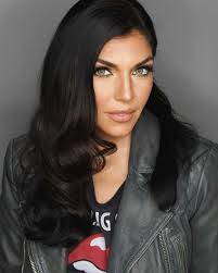 👉🏼Ok, so I'm not great at #strikingapose🤷🏻‍♀️ I don't take my self that  seriously (and honestly I get a little nervous)🤦🏻‍♀️Unfortunately that's  left me some “Josie Grossie” worthy #photoshoots some of which