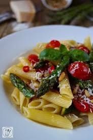 Pasta Mit Grunem Spargel Kirschtomaten Und Pinienkernen Santina Healthyrecipes Healthyreci Healthy Snacks Recipes Lunch Recipes Healthy Healthy Protein Meals