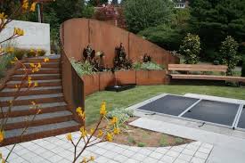 55 Idees Sympas Pour Integrer L Acier Corten Dans Votre Jardin Landscape Design Contemporary Landscape Contemporary Landscape Design
