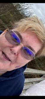 Can anyone fit me for classic lashes this evening please 🙏