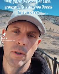 Tratta gli altri come vorresti essere trattato e improvvisamente la vita  diventerà migliore., ⠀, Ma la prima persona che vuoi trattare alla grande,  sei tu., ⠀, Tu sei la tua prima risorsa., ⠀, Se ti ...