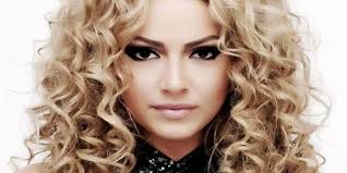 Hadise Bodrum Da Arazi Satin Aldi Orta Uzunlukta Sac Stilleri Kalin Saclar Sac Guzelligi
