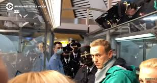 Алексея навального, вернувшегося из германии в москву, задержали на паспортном контроле в аэропорту шереметьево. Lqyfflj5bqso7m