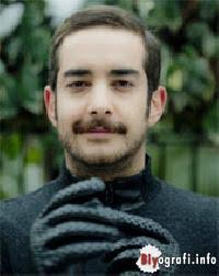 Liseden mezun olduktan sonra müjdat gezen sanat merkezi tiyatro bölümü'nde öğrenim gördü ve diğer yandan da bilgi üniversitesi'nde yine. Enis Arikan Biyografi Info