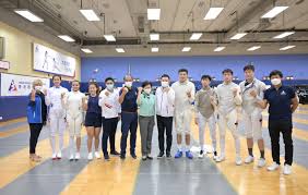 Jun 16, 2021 · 香港劍擊隊歷史性將派出4男4女出戰東京奧運，其中「少年劍神」張家朗及「重劍天后」江旻憓是第二次踏上奧運舞台；其餘6人包括男子花劍張小倫、蔡俊彥、吳諾弘；女子重劍朱嘉望、佘繕妡、連翊希，則是首戰奧運。 ç‰¹é¦–è³€å¼µå®¶æœ—åœ¨æ±äº¬å¥§é‹ç‚ºé¦™æ¸¯å‹‡å¥ªé¦–é¢é‡'ç‰Œ ç‚ºé¦™æ¸¯å‰µé€ æ­·å² åœ‹éš›æ—¥å ±