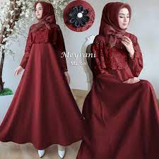 Okey, langsung aja deh kita simak ragam. Model Baju Gamis Brokat Warna Merah Maroon Hijabfest