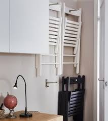 Zusatzliche Klappstuhle An Der Wand Hinter Der Wohnzimmertur An Bjarnum Haken Aus Aluminium Wohnen Arbeitszimmerideen Couchtisch Mit Rollen