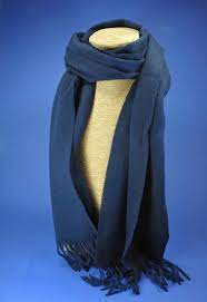 L'écharpe pour homme tout comme le foulard et le chèche occupe une place unique dans les collections de notre boutique en ligne. Echarpes En Laine Et Cashmere Commandez Une Echarpe Pour Hommes