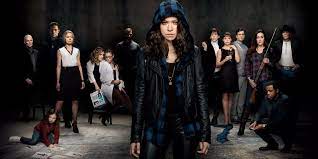 Ölü kadının yerine geçerek birikimlerini kullanınca bütün sorunlarının çözüleceğini. Here Are All The Clones On Orphan Black You Need To Know