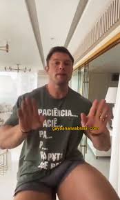 FAMOSOS | Youtuber e fisiculturista, Paulo Muzy, exibindo volume em live. -  Gay Bananas Brasil