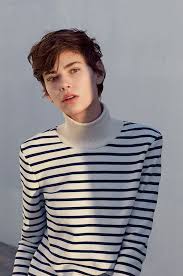 Androgynous haircuts and hairstyles can be worn on either men or women. I M Little But I M Coming For You Short Hair Styles Androgynous Models Curly Hair Styles