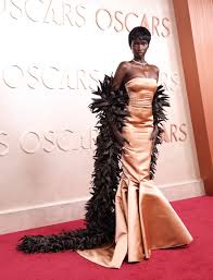 Oscar 2025: brilho domina looks das famosas no tapete vermelho; veja
