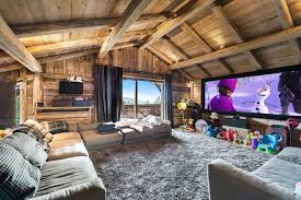 Salle De Jeux Du Chalet L Impasse A Megeve Salle De Cinema Maison Decoration Interieure Chalet Location Chalet