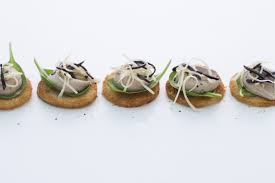 Canapes Mit Entenlebercreme Und Sellerie Truffel Salat Von Johann Lafer Geniessen Und Reisen