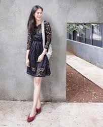 Tidak semua model baju yang berlengan pendek panjangnya di atas siku, untuk brokat dress yang satu ini panjangnya bisa mencapai siku dan divariasikan lagi dengan model yang menggembung. 10 Inspirasi Ootd Dress Brokat Satin Princess Banget