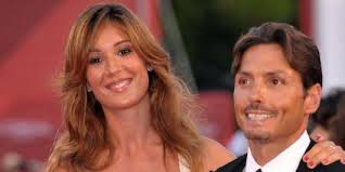 La coppia pensa a godersi i loro figli lorenzo mattia e sofia valentina. Verissimo Da Silvia Toffanin I The Kolors E Il Matrimonio Di Samantha De Grenet Tvzap