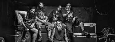 En las últimas horas de la tarde de hoy, domingo 13 de junio, empezaron a circular en las redes sociales versiones sobre la muerte de 'el pato' larralde, vocalista de las bandas sauron y los antiguos. Los Antiguos Madera Prohibida Capotonfurioso