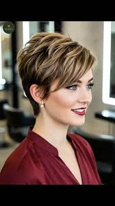 Cuando un corte está hecho con actitud, no necesitas decir mucho., Este  pixie es fino, moderno… y tiene esa chispa que vuelve imposible no mirarte.  💋✨, #PixieCut #HairTransformation #ShortHairStyle ...