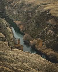 Ani Nin Icinden Gecen Tarihi Ipek Yolu Nun Arpacay Uzerinden Iki Yakasini Birlestiren Koprunun Insa Tarihi Kesin Olarak Bilinmemektedir A In 2020 Outdoor River Water