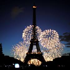 Erbaut wurde er von 1887 bis 1889 zur weltausstellung, die 1889 in paris unter dem motto des hundertjährigen jubiläums der französischen revolution stattfand. Der Eiffelturm In Paris Feiert 125 Jahre Geburtstag Reise