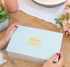 Si algún amigo o familiar está por casarse o se acaba de casar, es el momento ideal para regalar algo original. Set De Regalo Para Recien Casados Hucha Libro Personalizable