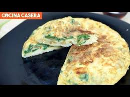 Como Preparar Tortilla De Acelgas Al Estilo Casero Estas Verduras Son Ricas En Vitamina A Y En 2020 Tortillas De Acelga Receta De Pastel De Zanahoria Receta De Torta