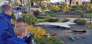 Awesome awaits in the worlds of adventure at the family and amusement park in bavaria. Legoland Denemarken Gezin Op Reis